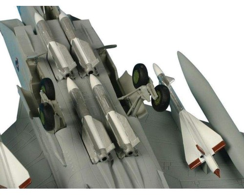 Сборная модель ZVEZDA Советский истребитель-перехватчик МиГ-31, подарочный набор, 1/72 ZV-7229П в Москве